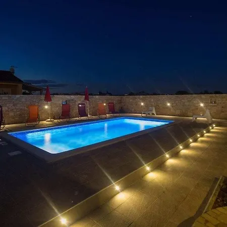 Mit Privatem Pool, Strand 300m